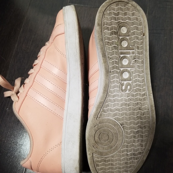 Adidas classic tennis shoes - Picture 2 of 5